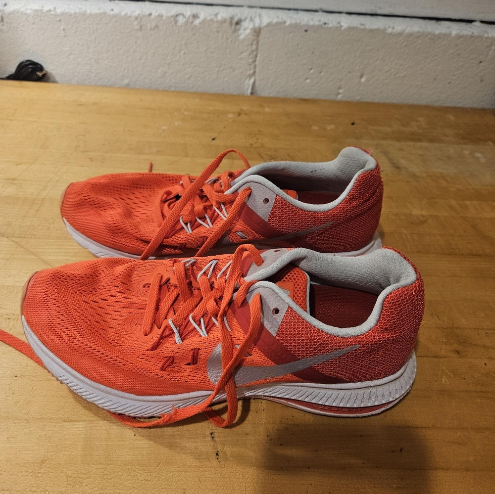Nike Zoom Winflo 2 Womens Crimson/Metallic Running Shoes. Size 7